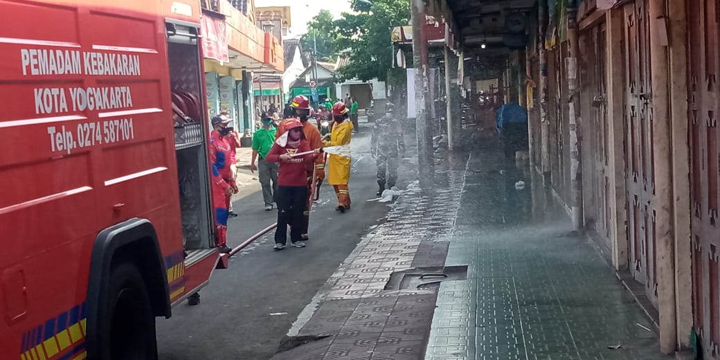 PENYEMPROTAN DISINFEKTAN DI PASAR KOTAGEDE